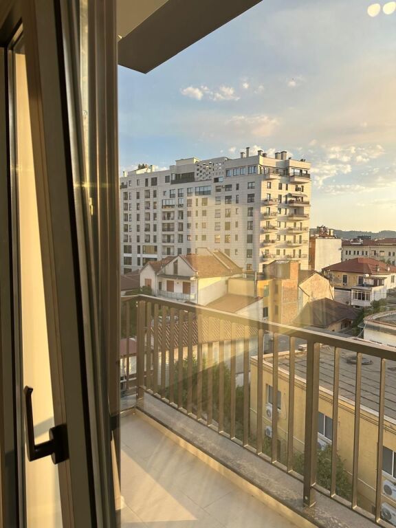 Ambient zyre për qira tek 📍Rruga e Barrikadave