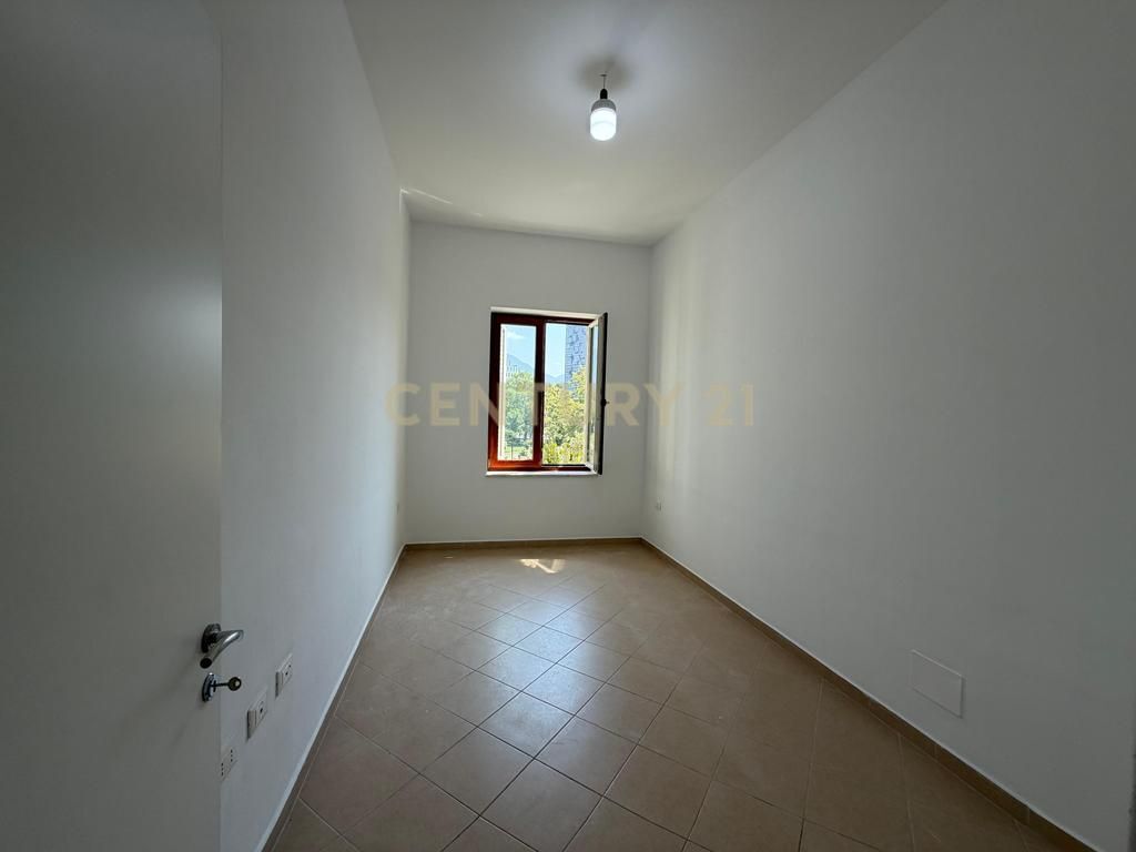 Appartamento 2+1 a Shallvaret – Vista sul Parco Rinia, Ideale per Uffici, Cliniche e Attività Prestigiose