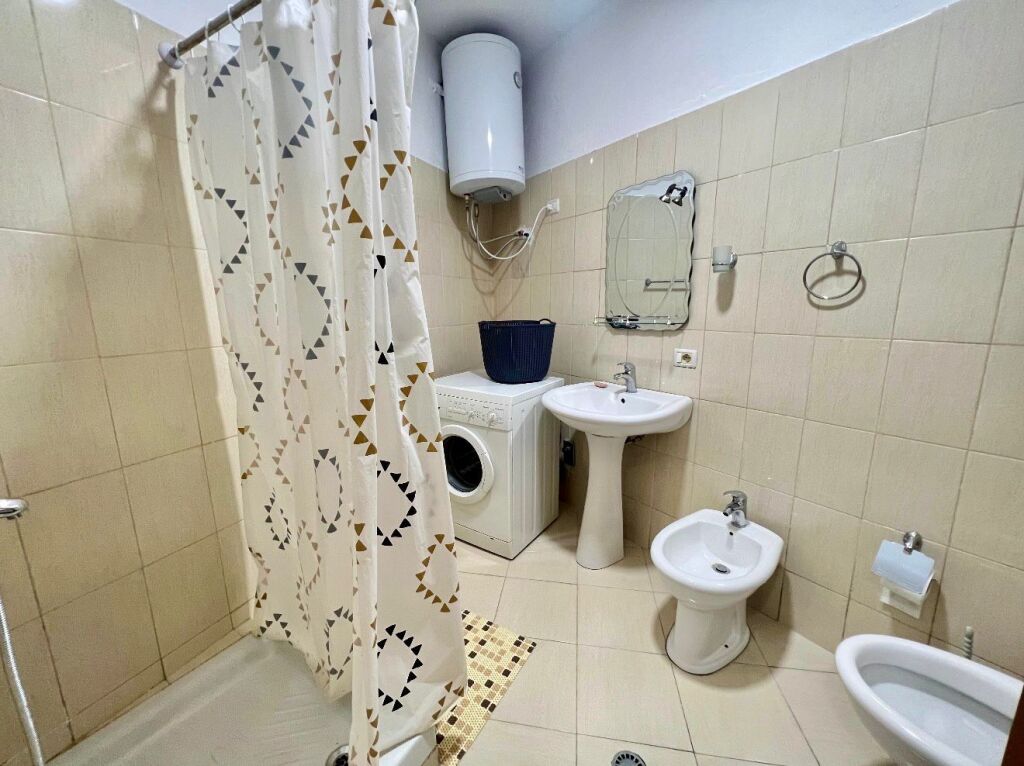 📣 QERA SUPER Apartament 2+1 Me Ballkon 📍 Don Bosko , Prane Alb Market 🛣️ Rruga "Muzaket" ✨   🏢 Ndertim i Ri  🪜 Kati 4 (Ashensor)  🛋️ Mobiluar Me Kushte Bashkekohore  👍 I Pa Banuar Me Pare   💶 Cmimi 60.000 Leke/Muaj