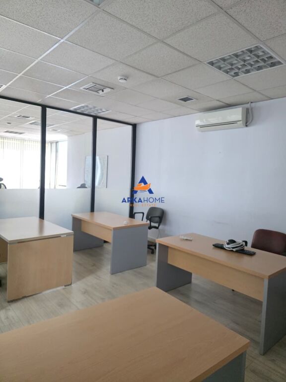 UFFICIO IN AFFITTO 275 M2 "VICINO ALL'INGROSSO, CENTRO" 495.000 LEKE