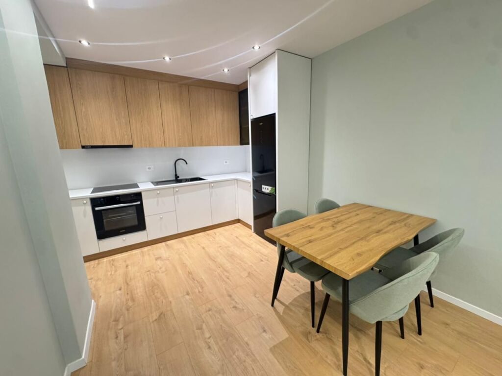 Shitet Apartament 2+1 Misto Mame