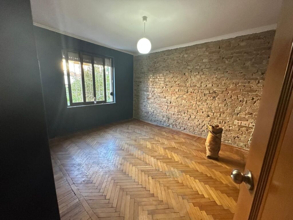 In the Myslym Shyri area, an office space is for rent, empty 60,000 lek (net)

