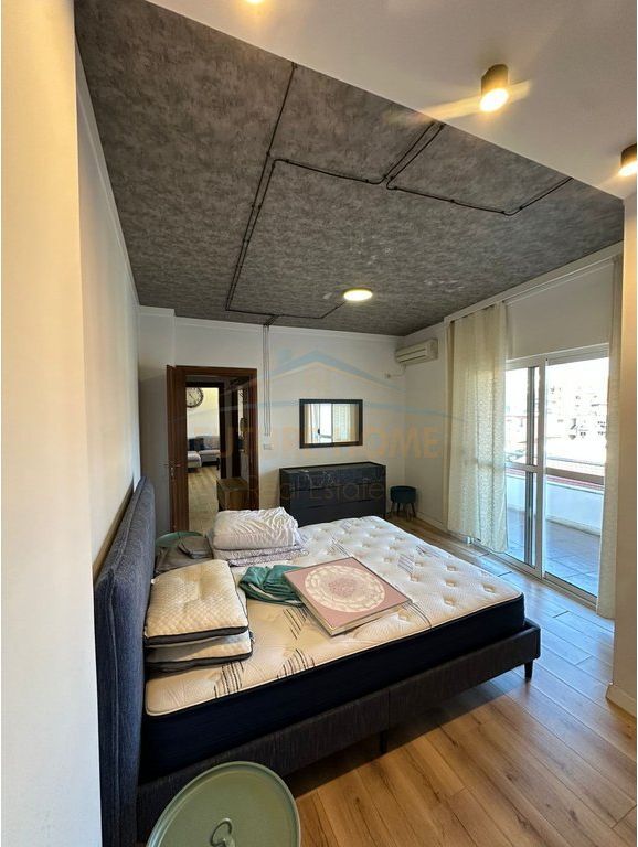 Disponojmë apartament për Qira, Rruga e Barrikadave.