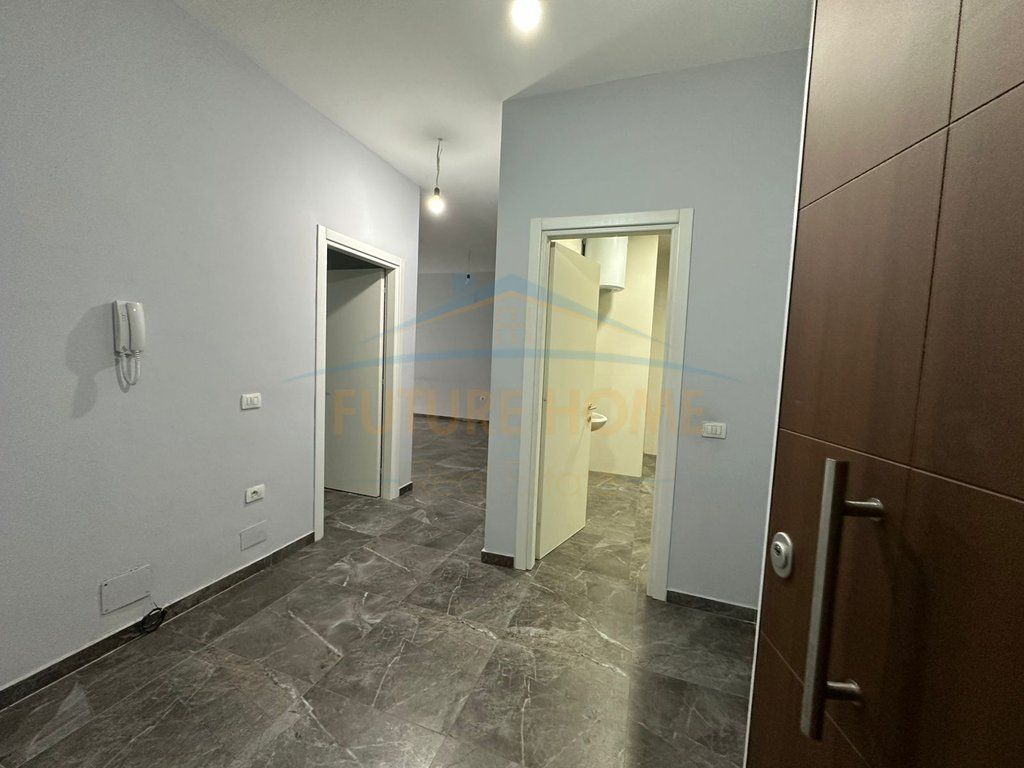 Disponiamo di un appartamento 1+1 più posto auto in affitto, Via 5 Maji.
