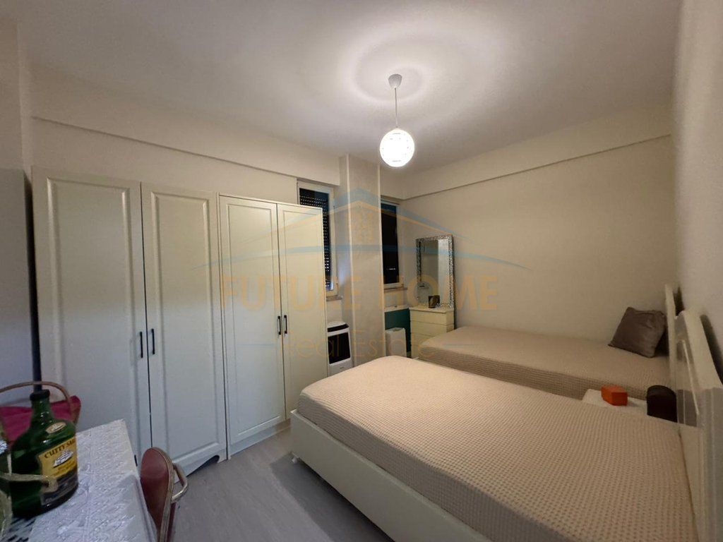 Shitet, Apartament 2+1+2, Stacioni i Trenit, Tiranë.