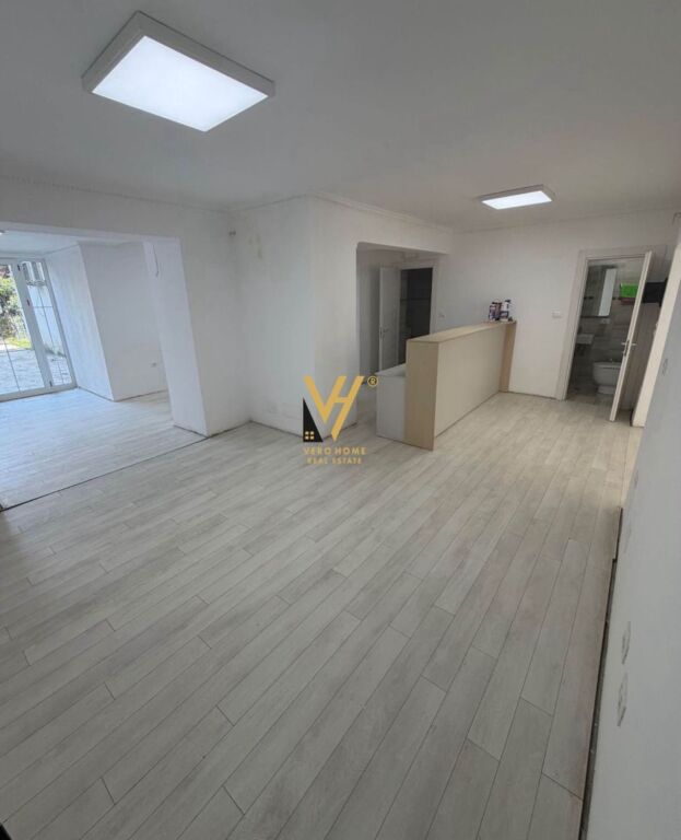 LOCALE COMMERCIALE 100 M2 IN AFFITTO A 21 DHJETORI 1.250 EURO