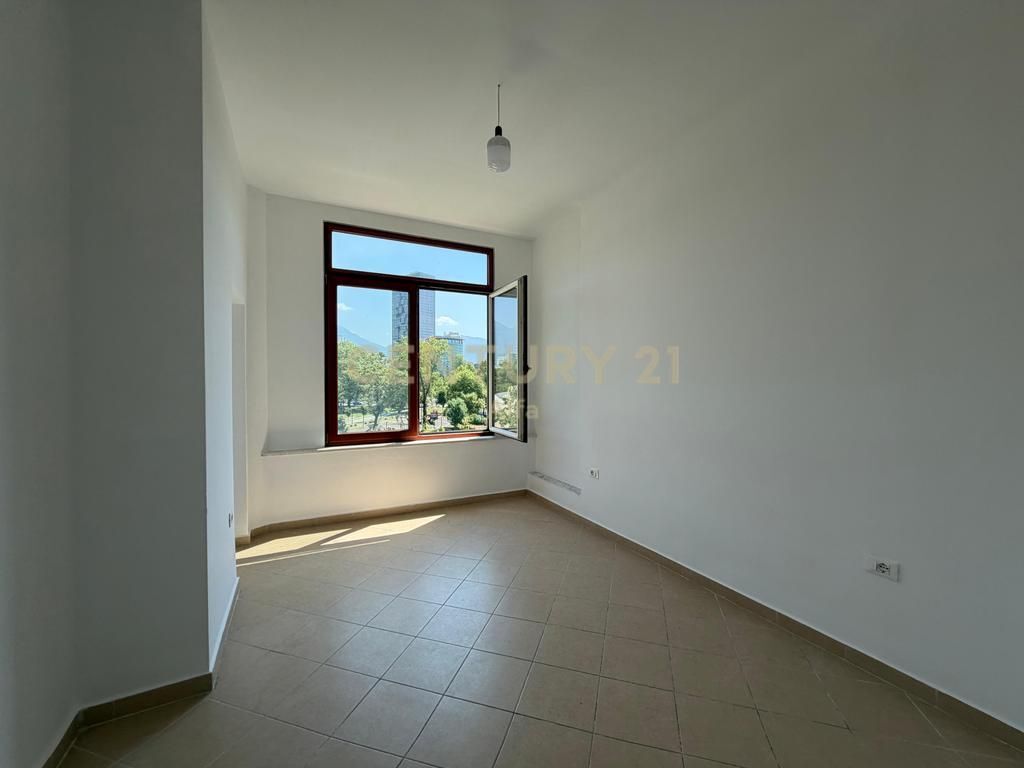 Appartamento 2+1 a Shallvaret – Vista sul Parco Rinia, Ideale per Uffici, Cliniche e Attività Prestigiose