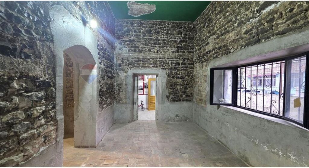 🏡 AMBIENT MULTIFUNKSIONAL PËR SHITJE PRANË TEATRIT – VLORË
