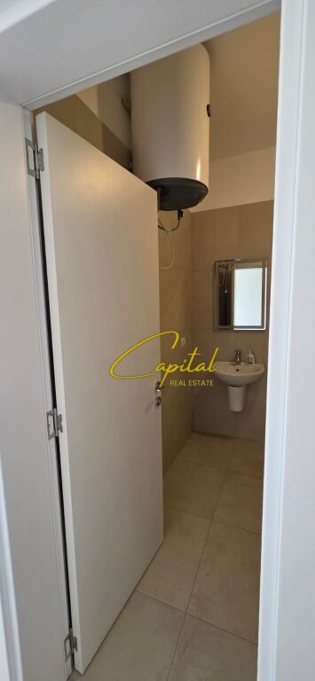ZYRE ME QIRA 107 M2 RRUGA E BARRIKADAVE 120.000 LEKE