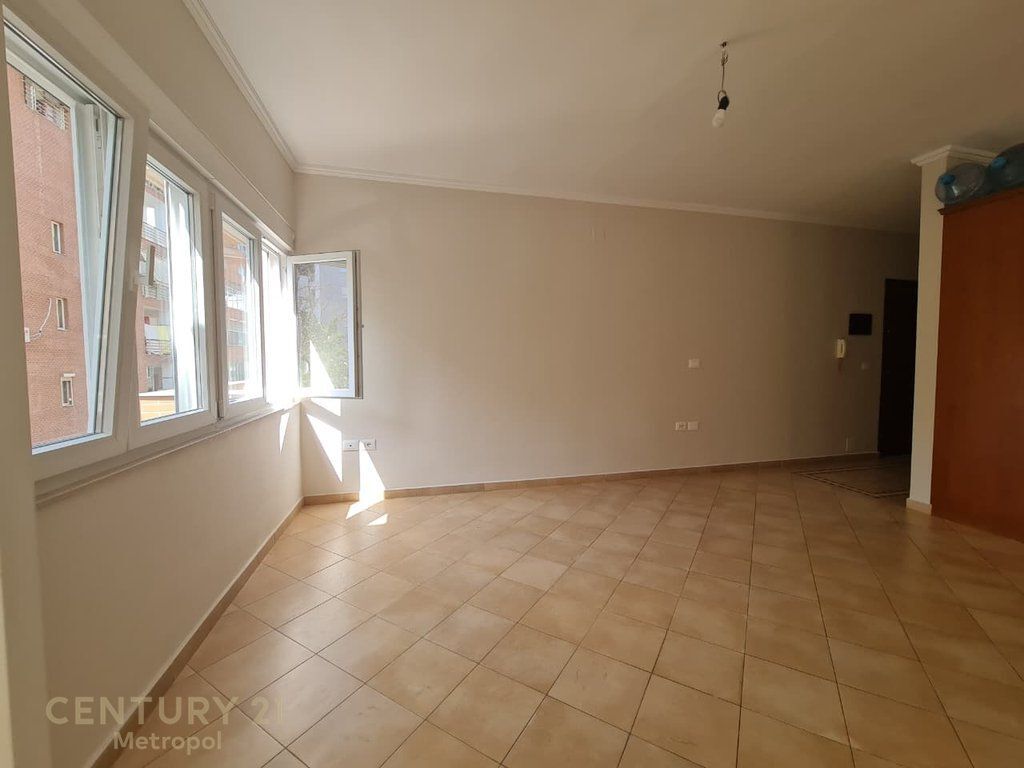 APARTAMENT 2+1+2 PER QIRA PRANE QENDRES TREGTARE KRISTAL!