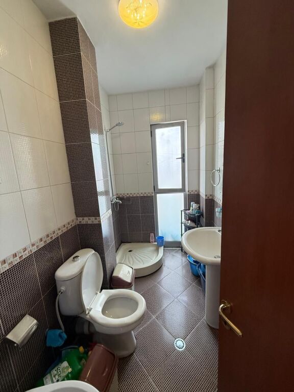 Shitet apartament 2+1 tek Komuna e Parisit prane Rruges Robert Shvarc ID 5446
