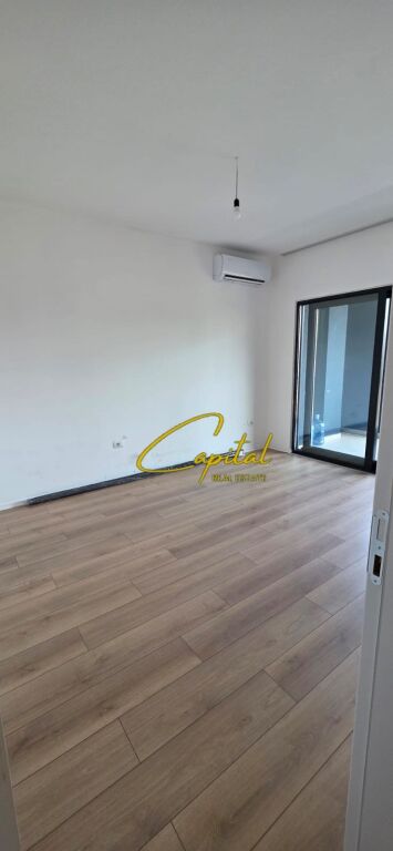 ZYRE ME QIRA 107 M2 RRUGA E BARRIKADAVE 120.000 LEKE