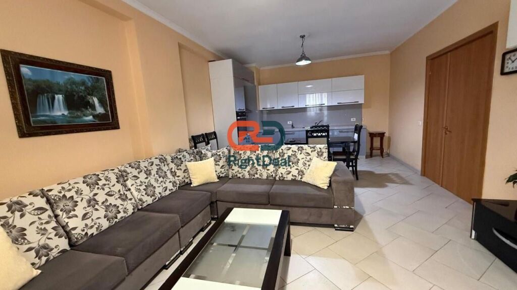 Ne Don Bosko, Shitet Apartament 2+1+2, Me Hapesira Te Bollshme Dhe Orientim Perfekt !!