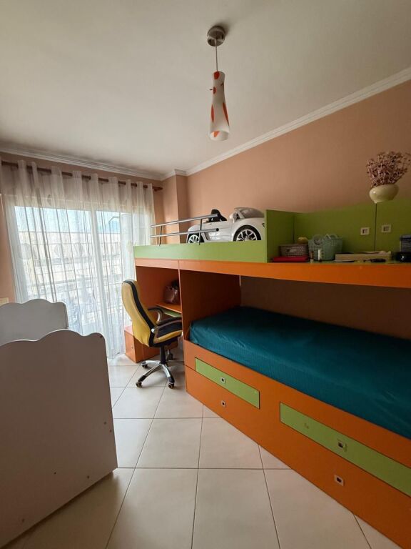 Shitet apartament 2+1 tek Komuna e Parisit prane Rruges Robert Shvarc ID 5446