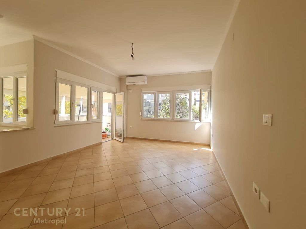 APARTAMENT 2+1+2 PER QIRA PRANE QENDRES TREGTARE KRISTAL!