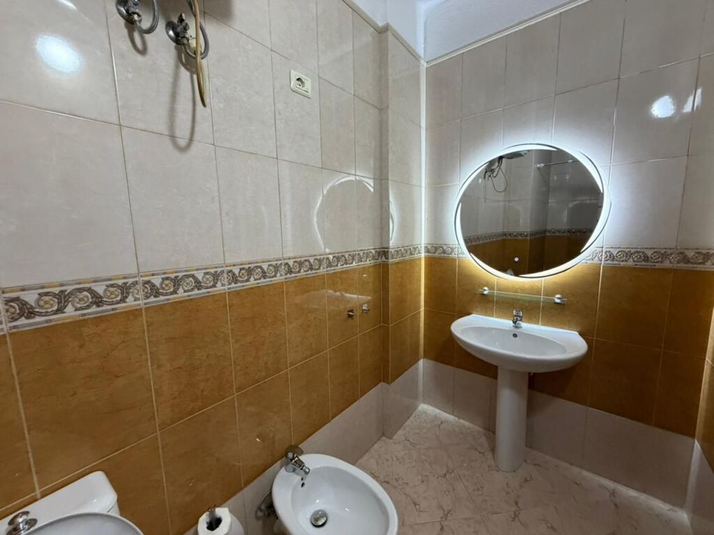 Apartament 2+1 per qira tek Rruga e Kosovareve.