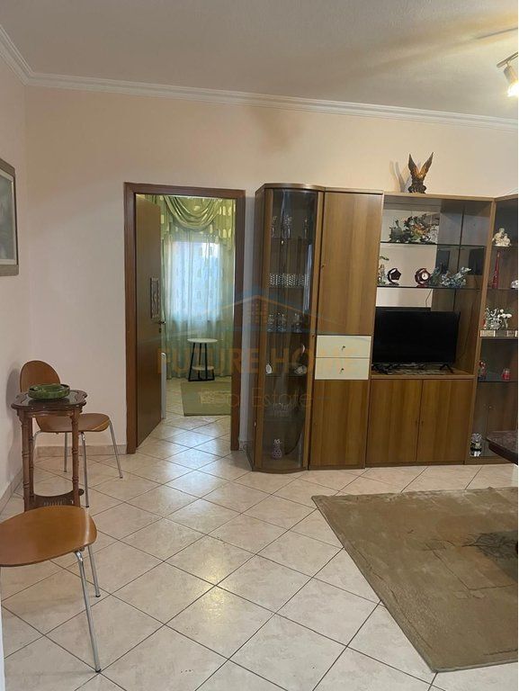 Apartamenti ndodhet pranë Mullirit te Stacioni i Trenit, Tirane