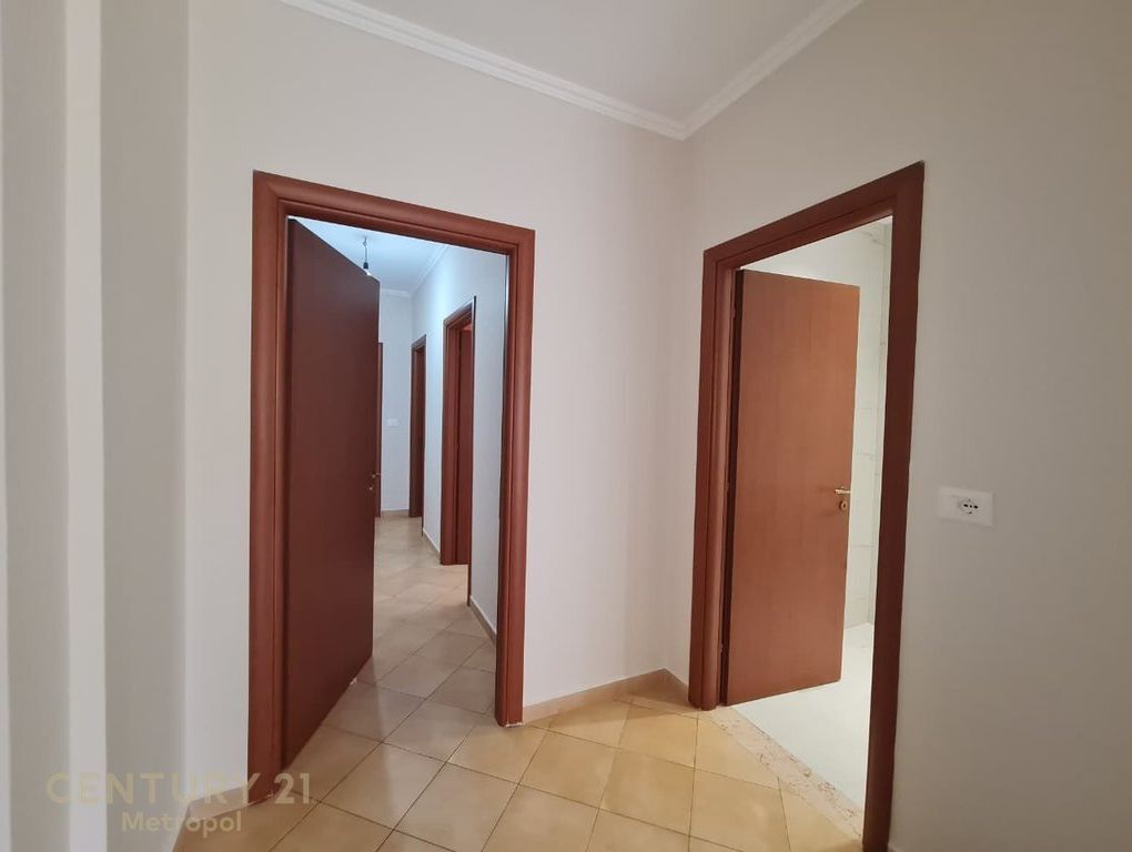 APARTAMENT 2+1+2 PER QIRA PRANE QENDRES TREGTARE KRISTAL!