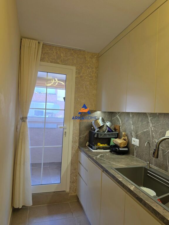 SHITET APARTAMENT 1+1 "PRANE INSTITUTIT TE HIGJENES" 16.000.000 LEKE