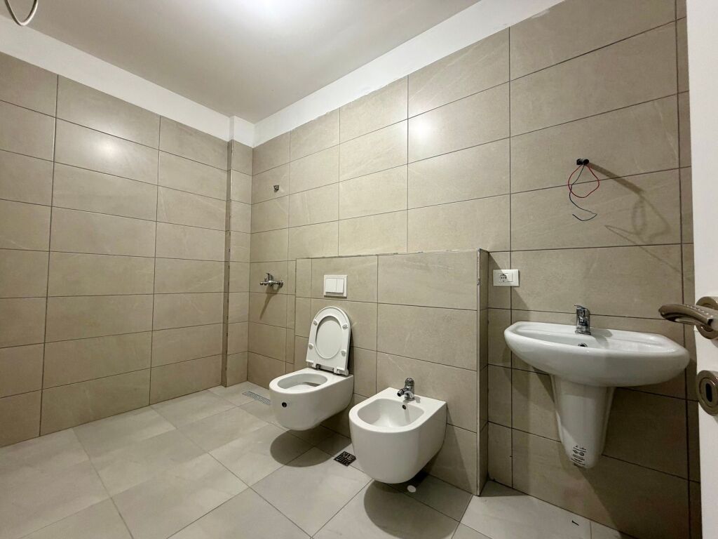 OKAZION!Shitet apartament 1+1 +verandë në Rezidencën "Kodra e Diellit"- Gjimnazi British