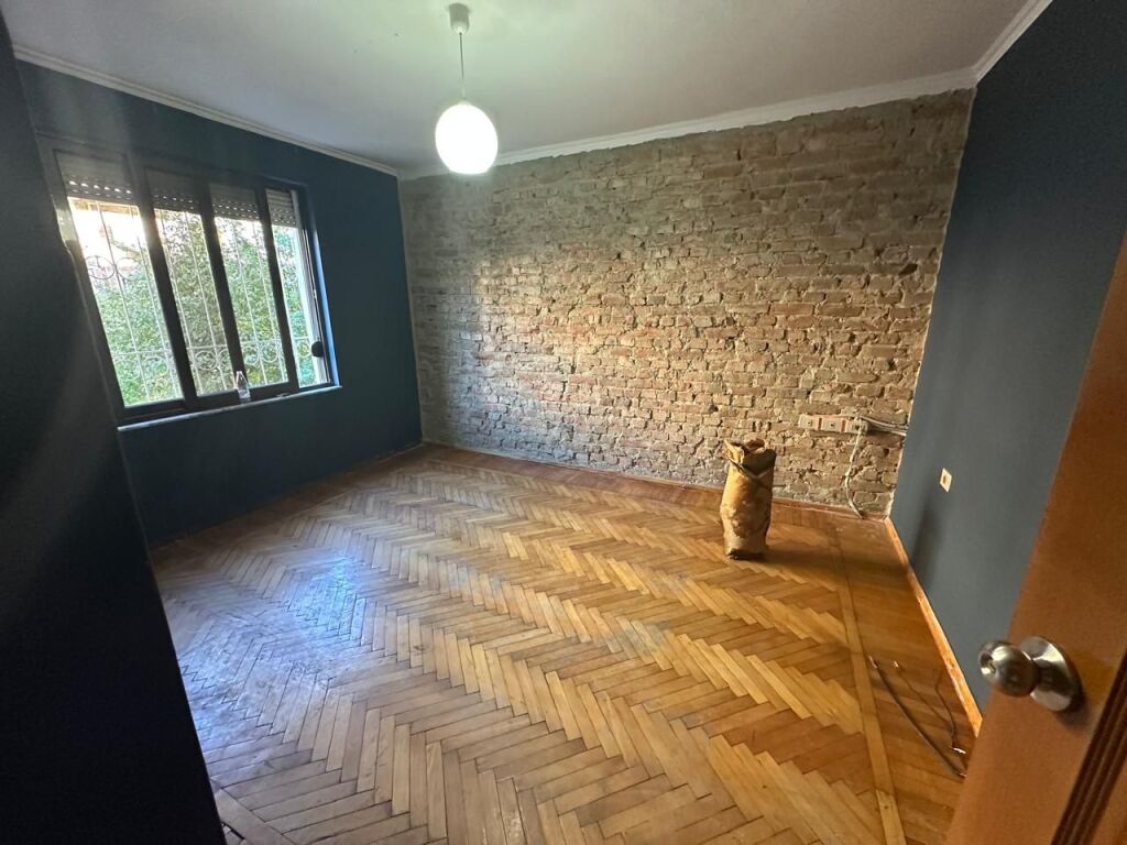 In the Myslym Shyri area, an office space is for rent, empty 60,000 lek (net)
