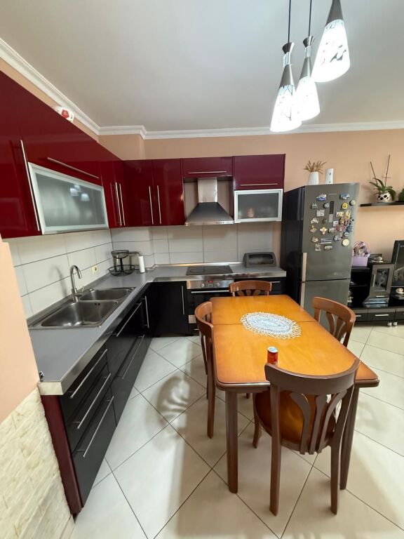 Shitet apartament 2+1 tek Komuna e Parisit prane Rruges Robert Shvarc ID 5446
