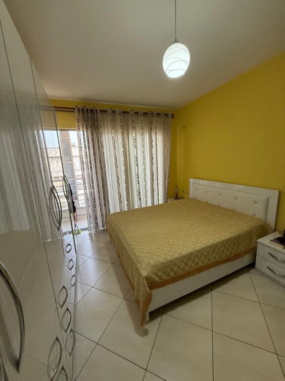 Shitet apartament 2+1 tek Komuna e Parisit prane Rruges Robert Shvarc ID 5446
