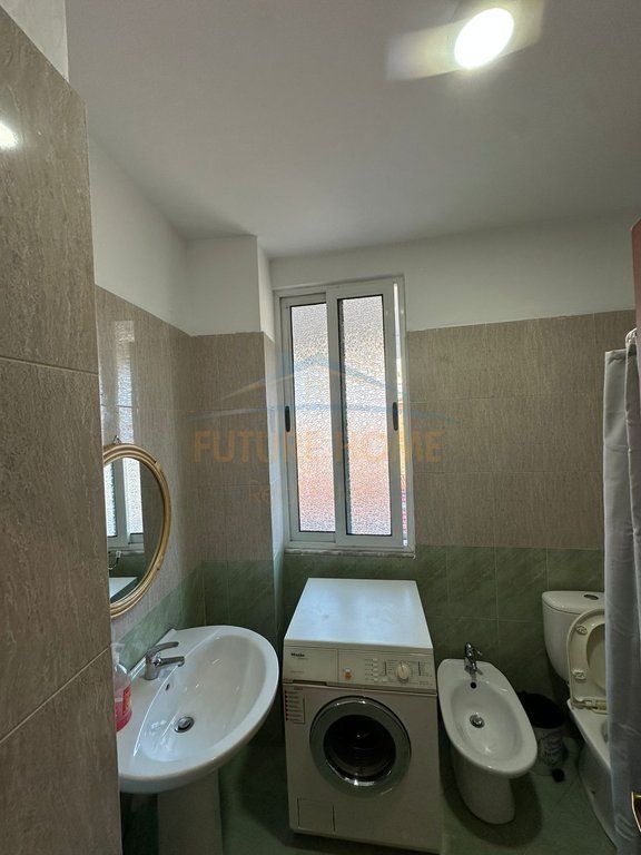 Disponojmë apartament për Qira, Rruga e Barrikadave.