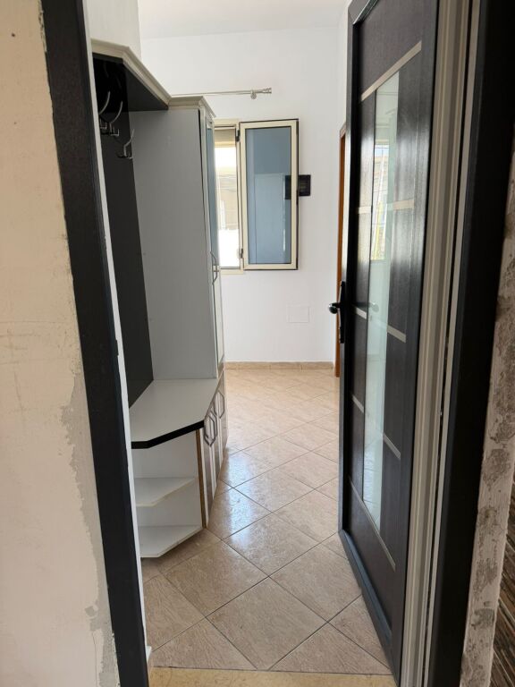 Appartamento Al Secondo Piano Di Una Villa In Affitto vicino a Kryqi i Kuq, Durrës!