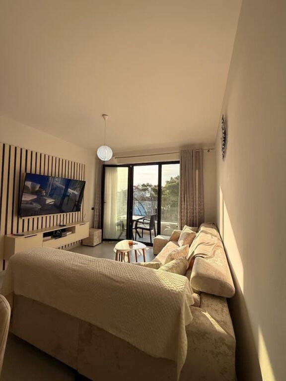 🏖️ SHITET APARTAMENT 1+1 ME PAMJE NGA DETI – RANA E HEDHUN