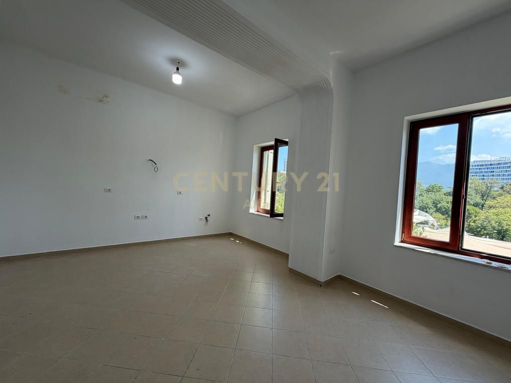 Appartamento 2+1 a Shallvaret – Vista sul Parco Rinia, Ideale per Uffici, Cliniche e Attività Prestigiose