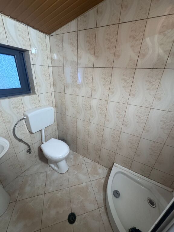 Jepet me qera 1+1 shpi private prane Shallvareve