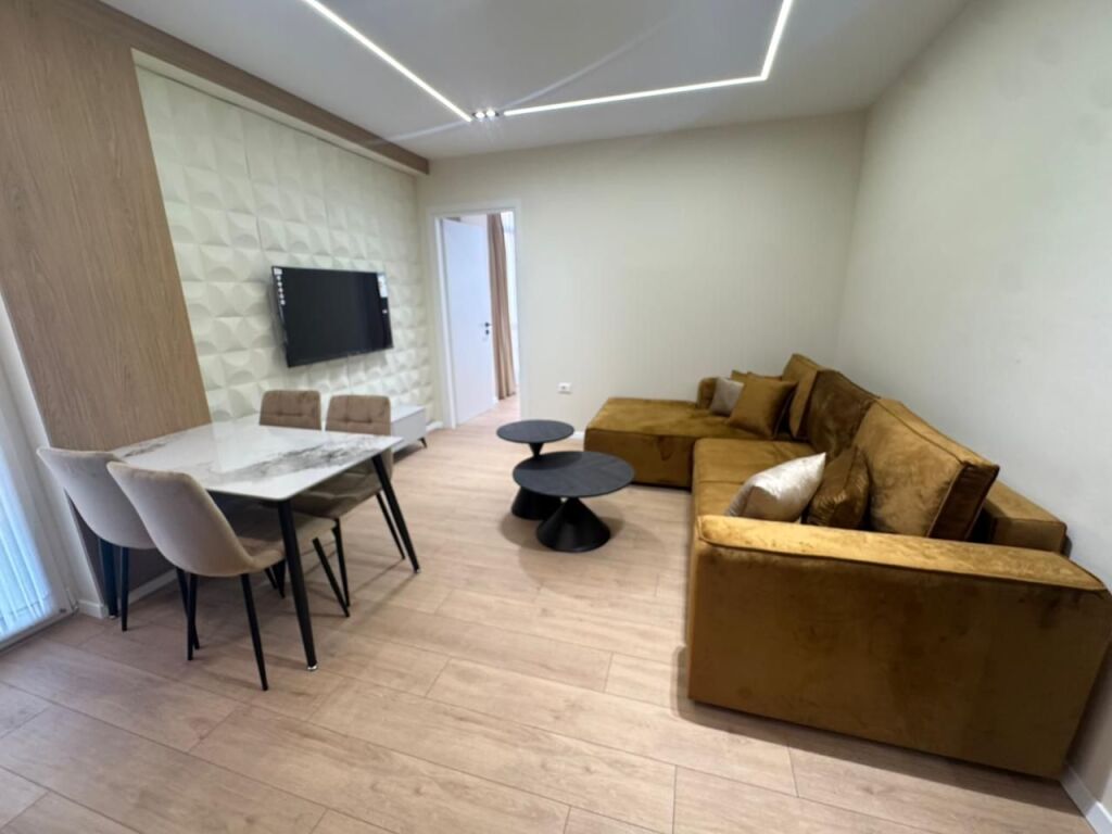 Shitet Apartament 1+1 Misto Mame
