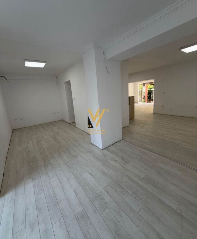 LOCALE COMMERCIALE 100 M2 IN AFFITTO A 21 DHJETORI 1.250 EURO