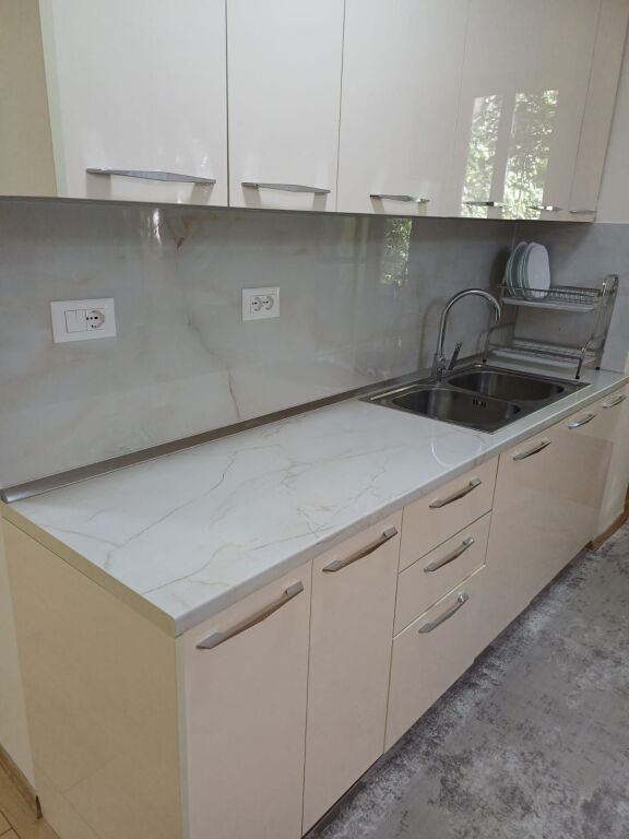 SHITET APARTAMENT 1+1 – PRANË AMBASADËS AMERIKANE