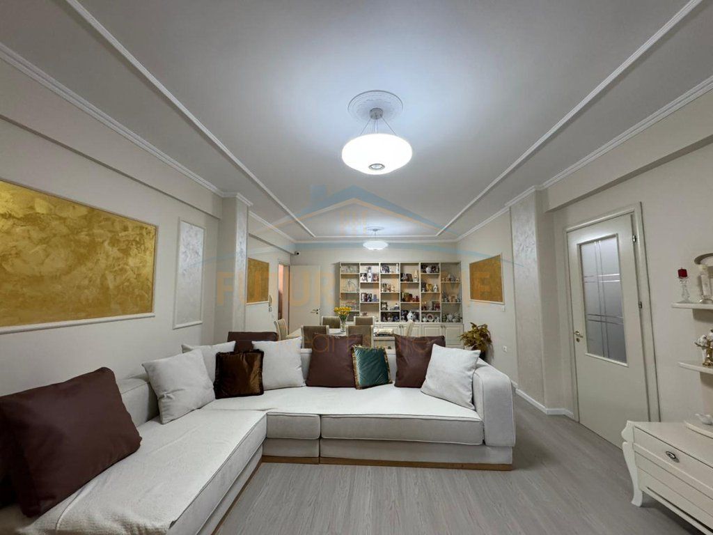 Shitet, Apartament 2+1+2, Stacioni i Trenit, Tiranë.