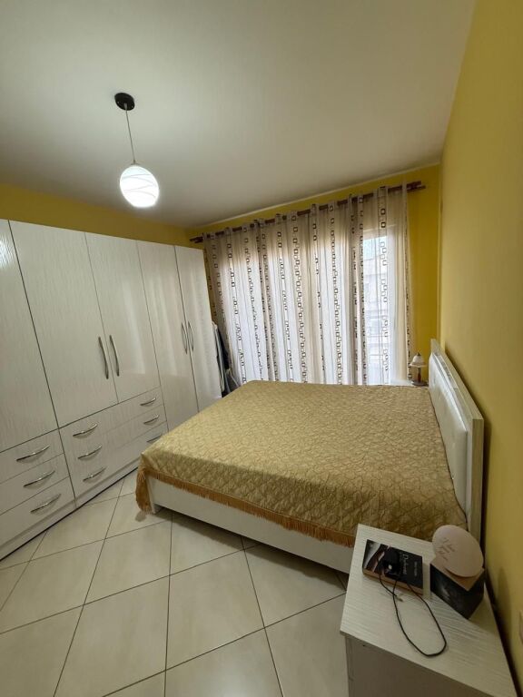 Shitet apartament 2+1 tek Komuna e Parisit prane Rruges Robert Shvarc ID 5446