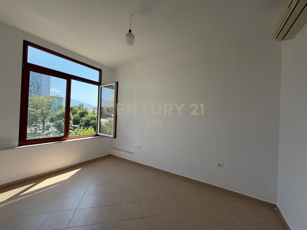 Appartamento 2+1 a Shallvaret – Vista sul Parco Rinia, Ideale per Uffici, Cliniche e Attività Prestigiose