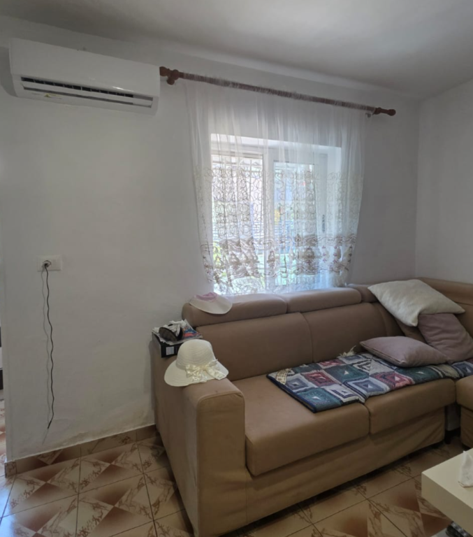Jepet apartament 1+1 me qira tek Shkolla e Baletit , Njesia Bashkiake nr.2 , Rruga e Elbasanit .