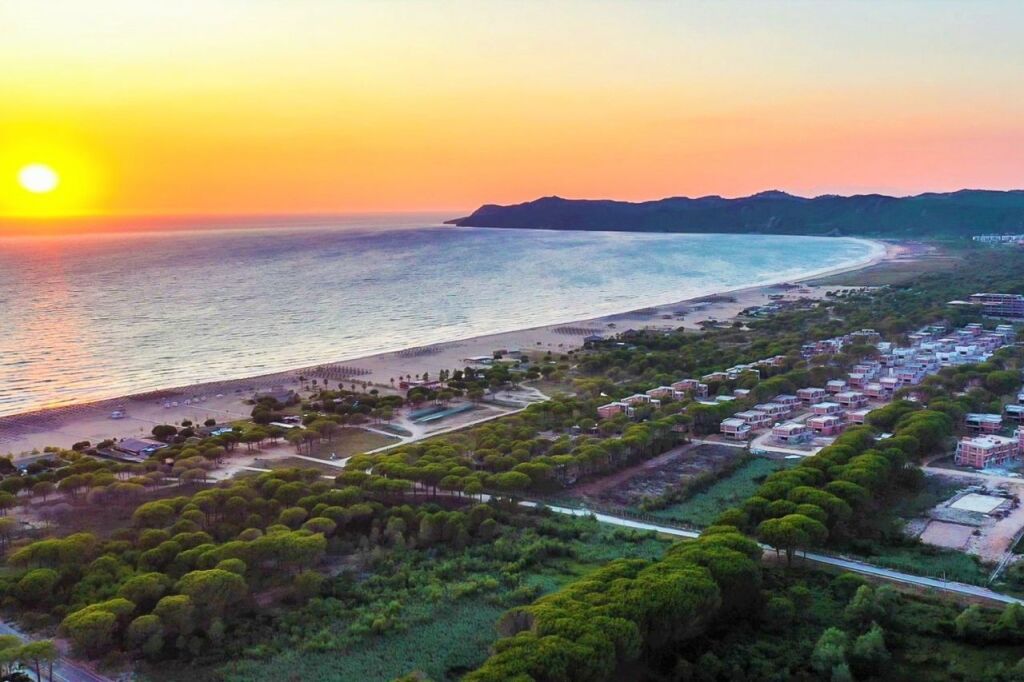Shitet: 1+1 ( 71m²) Me Oborr (57.5m²) PRIVAT, Verandë &amp; Parkim📍Gjiri i Lalëzit – Pranë Meliá Durrës | 149,000 € + Parkim