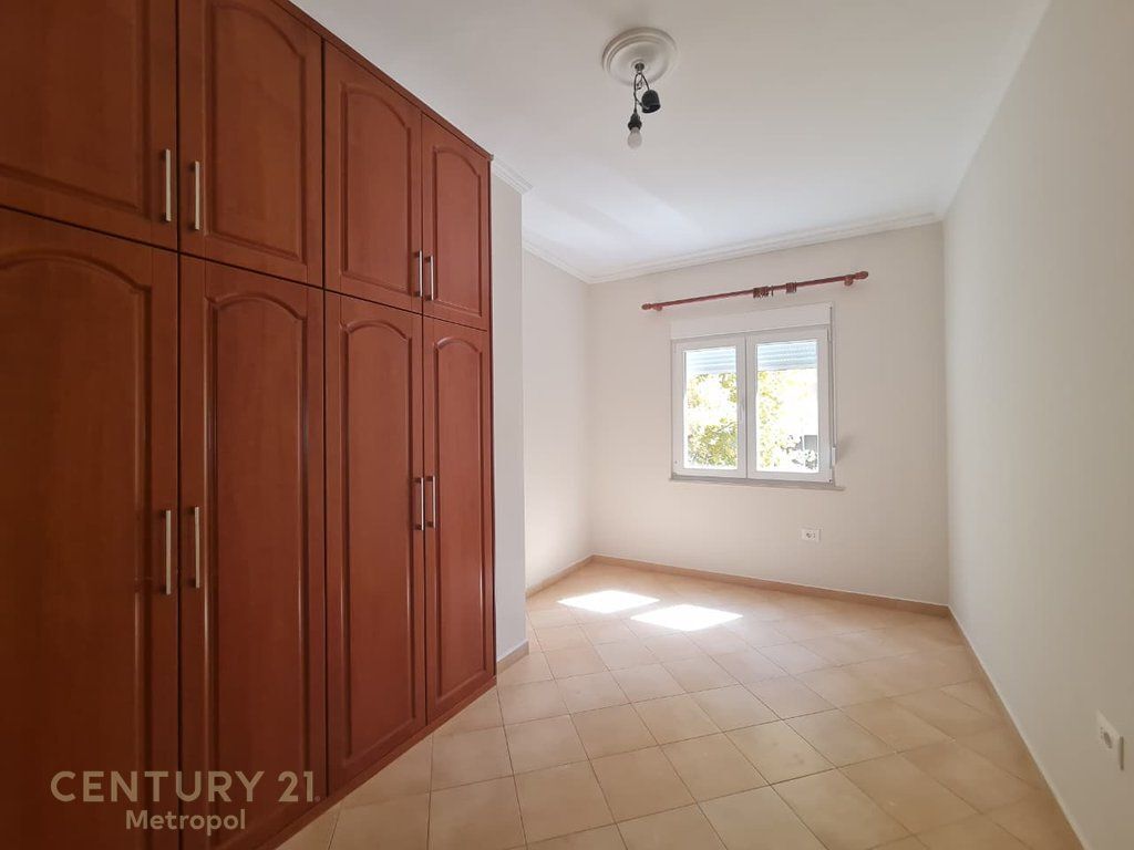APARTAMENT 2+1+2 PER QIRA PRANE QENDRES TREGTARE KRISTAL!