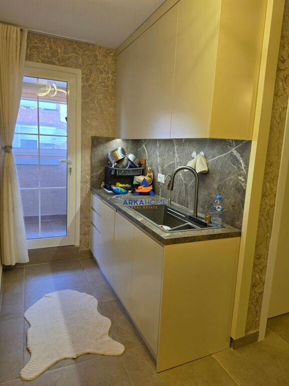 SHITET APARTAMENT 1+1 "PRANE INSTITUTIT TE HIGJENES" 16.000.000 LEKE
