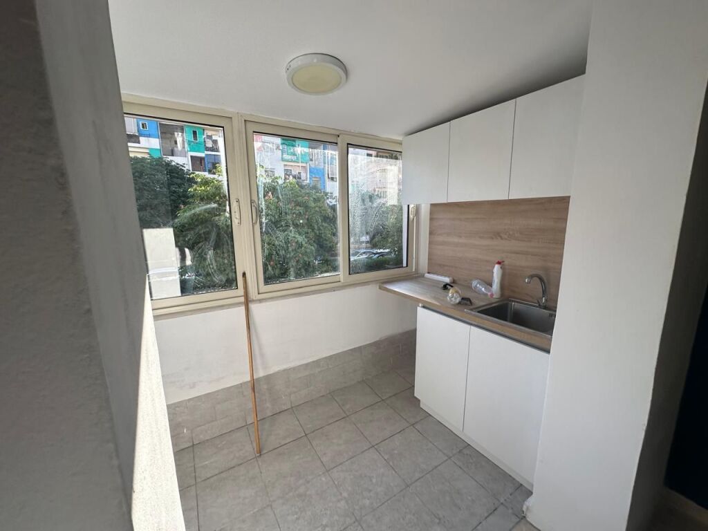 In the Myslym Shyri area, an office space is for rent, empty 60,000 lek (net)
