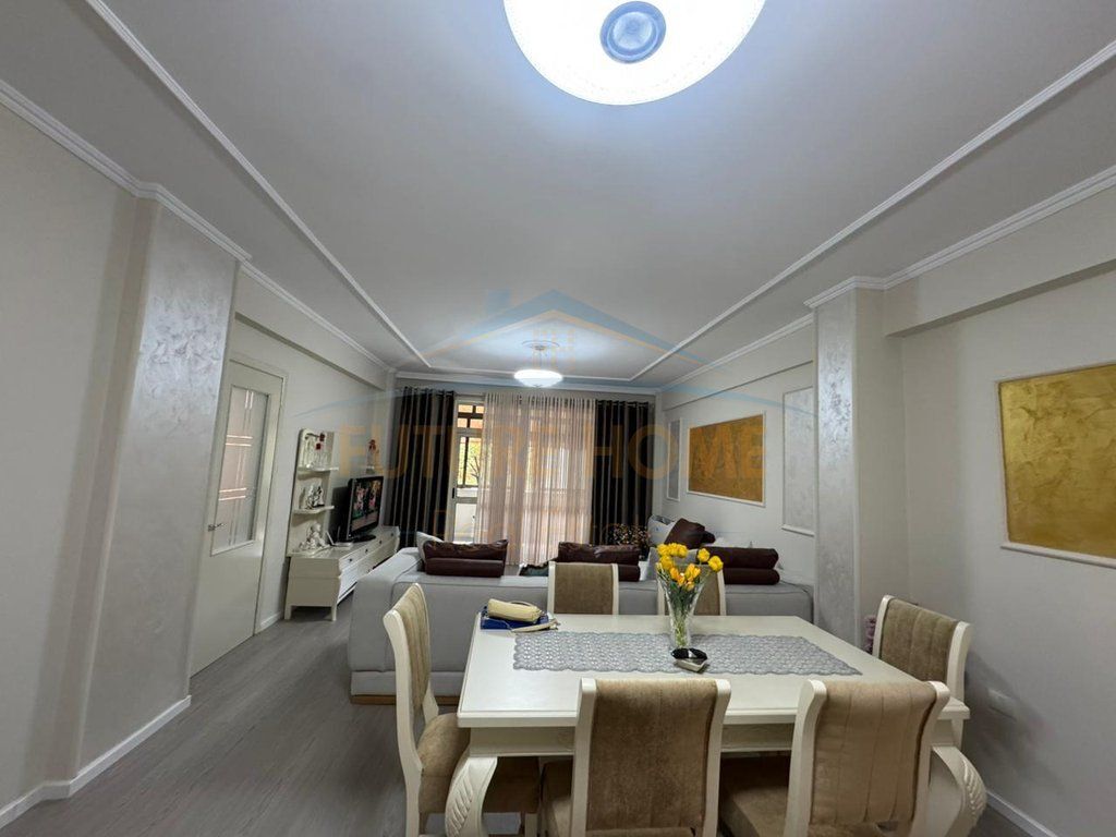Shitet, Apartament 2+1+2, Stacioni i Trenit, Tiranë.