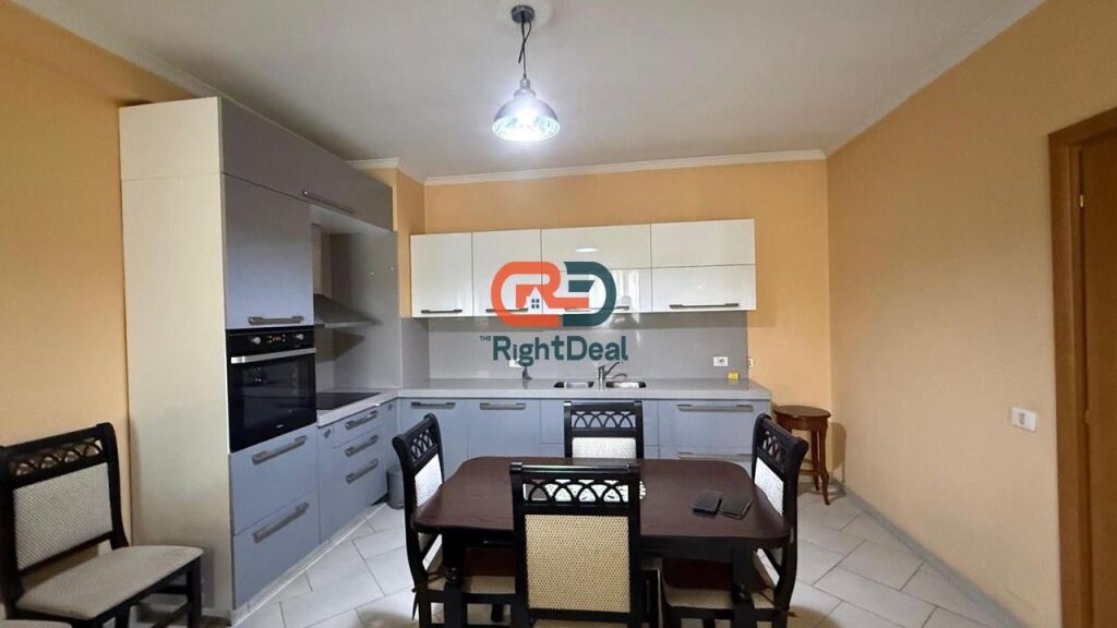 Ne Don Bosko, Shitet Apartament 2+1+2, Me Hapesira Te Bollshme Dhe Orientim Perfekt !!