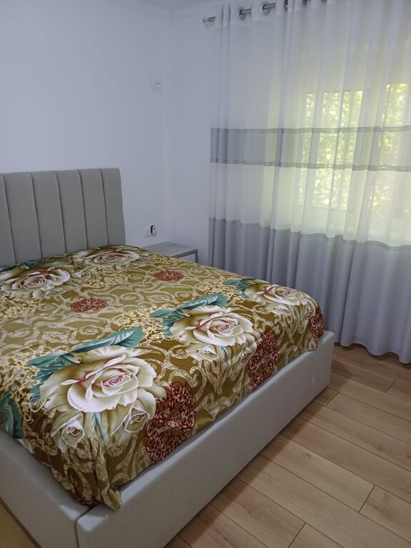 SHITET APARTAMENT 1+1 – PRANË AMBASADËS AMERIKANE