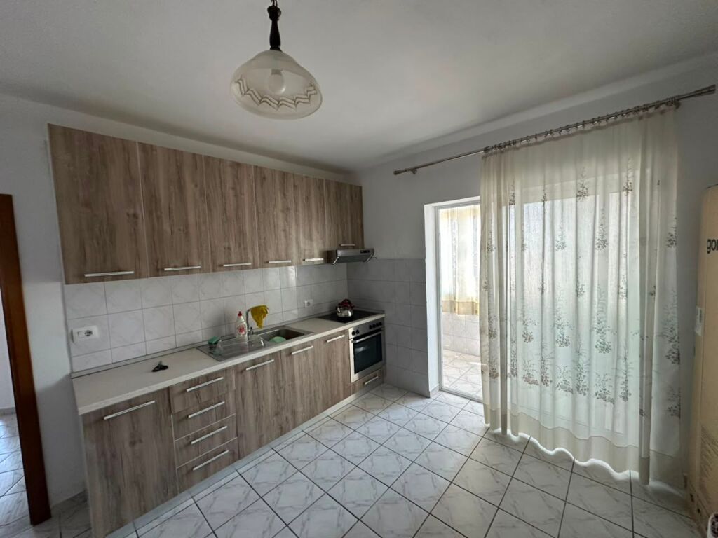 Apartament 1+1 per qera, Rr Elbasanit, Tirane.