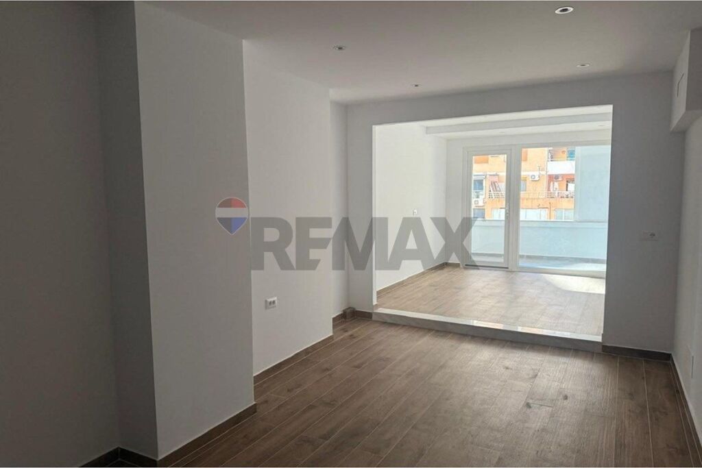 Shitet apartament 1+1 tek Stacioni i Trenit