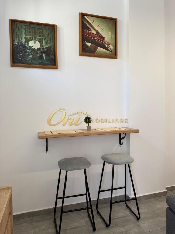 21 DHJETORI, GARSONIERE PER QERA