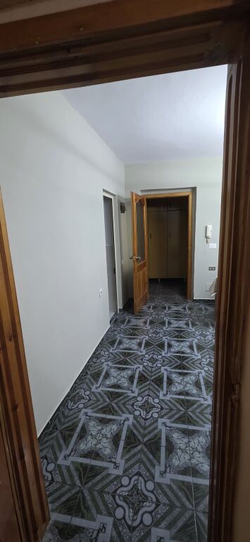 1+1, 5° piano esistente di un edificio di 15 piani centro, 550 mila lek